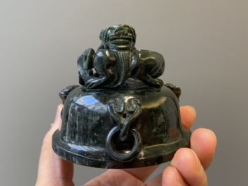 Twee Chinese wierookbranders met deksels in groene en blauwe goudsteen, 19/20e eeuw