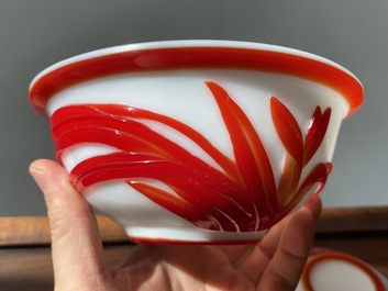 Paire de bols en verre overlay de P&eacute;kin en rouge sur blanc &agrave; d&eacute;cor floral, Chine, 19&egrave;me