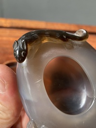 Pot &agrave; eau en agate aux lions bouddhistes sur socle en bois sculpt&eacute;, Chine, 19&egrave;me