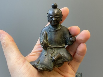 Een paar Chinese bronzen wierookbranders in de vorm van jongens op kylins, Ming