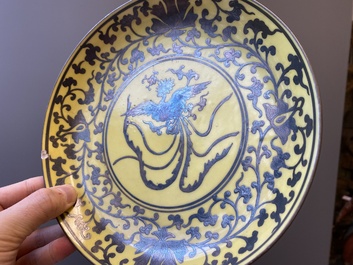Een Chinees famille rose bord met vijf perziken en een bord met een feniks op gele fondkleur, Song Feng Yong Le 松風永樂 merk, 18/19e eeuw
