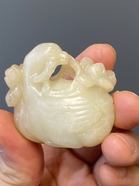 Vier Chinese snijwerken in witte en celadon jade, Qing/Republiek