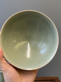 Een Chinese Longquan celadon vaas en een lotusvormige kom, Yuan of later