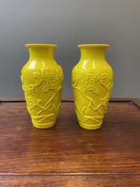 Een paar Chinese vazen met decor van vlinders en bloemen in geel Peking glas, Republiek