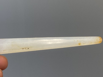 Une &eacute;pingle &agrave; cheveux en jade blanc et deux sceaux en jade, Chine, Qing
