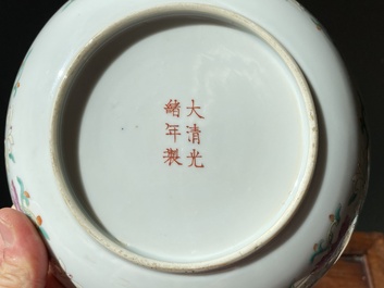 Een Chinees famille rose 'negen perziken' bord, Guangxu merk en periode