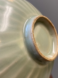 Een Chinese Longquan celadon vaas en een lotusvormige kom, Yuan of later