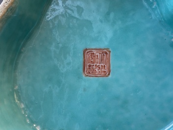 Een Chinese drielobbige famille rose kom met turquoise fondkleur, Tongzhi merk en periode