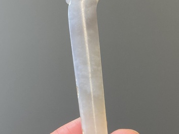 Une &eacute;pingle &agrave; cheveux en jade blanc et deux sceaux en jade, Chine, Qing