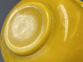 Deux grands bols en verre jaune de P&eacute;kin, Chine, 19/20&egrave;me
