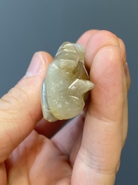 Vier Chinese snijwerken in witte en celadon jade, Qing/Republiek