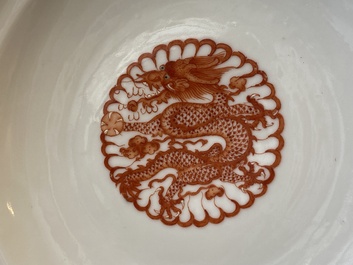 Bol couvert en porcelaine de Chine famille rose, marque de sceau Xiao Liu Xiang Guan 小留香館, 19/20&egrave;me