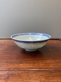 Een Chinese blauw-witte kom met rijstkorrel decor, Qianlong merk en periode