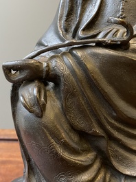 Drie Chinese bronzen sculpturen van Boeddha en Guanyin, Ming en later