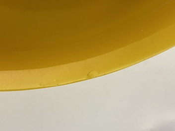 Paire de bols en verre jaune de P&eacute;kin &agrave; d&eacute;cor de figures dans paysages montagneux, Chine, 19/20&egrave;me