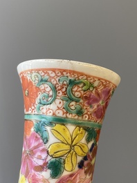 Twee paar Chinese blauw-witte en famille rose vazen, 19/20e eeuw