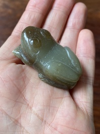 Trois sculptures d'animaux en jade blanc et c&eacute;ladon, Chine, Qing/R&eacute;publique