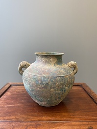 R&eacute;cipient &agrave; vin archa&iuml;que en bronze, 'lei', Chine, Zhou de l'Est, P&eacute;riode des Printemps et Automnes