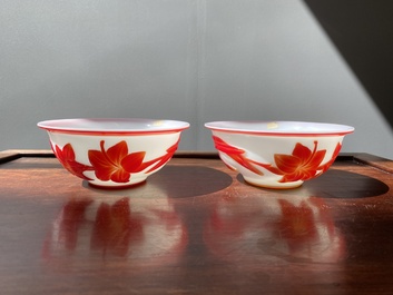 Paire de bols en verre overlay de P&eacute;kin en rouge sur blanc &agrave; d&eacute;cor floral, Chine, 19&egrave;me