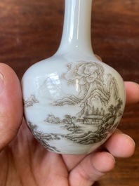Vase de forme bouteille en porcelaine de Chine &agrave; d&eacute;cor d'un paysage en grisaille, marque de Qianlong, 20&egrave;me