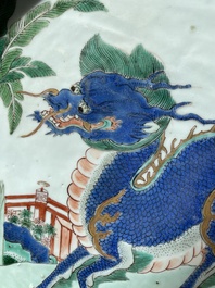 Een Chinese famille verte schotel met een kylin, Kangxi