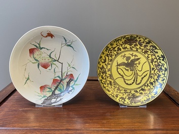 Een Chinees famille rose bord met vijf perziken en een bord met een feniks op gele fondkleur, Song Feng Yong Le 松風永樂 merk, 18/19e eeuw