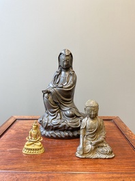 Drie Chinese bronzen sculpturen van Boeddha en Guanyin, Ming en later
