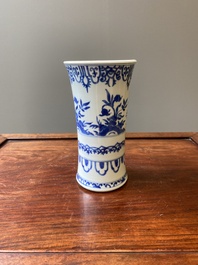 Een Chinese blauw-witte vaas met floraal decor, Kangxi