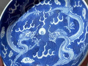 Een paar Chinese blauw-witte 'draken' schotels, Guangxu merk en periode