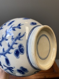 Een Chinese blauw-witte flesvormige 'draak en feniks' vaas, 19e eeuw