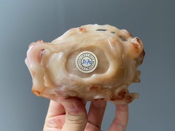 Lave-pinceaux en agate rose sculpt&eacute;e figurant un chilong, Chine, Qing