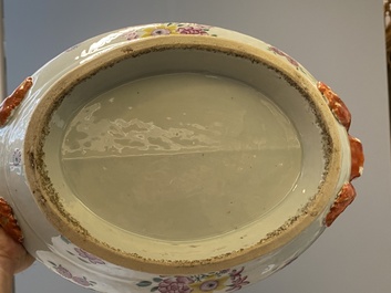 Terrine couverte sur son support en porcelaine de Chine famille rose, Qianlong