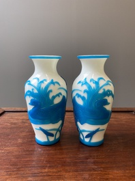 Paire de vases en verre overlay de P&eacute;kin &agrave; d&eacute;cor de canards mandarins en bleu sur blanc, Chine, 19/20&egrave;me