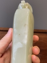 Een Chinese dekselvaas in celadon jade, Qing
