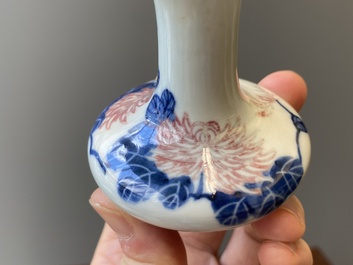 Een paar Chinese blauw-witte en koperrode vaasjes met floraal decor, Qianlong merk, 19/20e eeuw