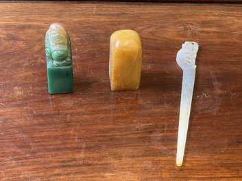 Une &eacute;pingle &agrave; cheveux en jade blanc et deux sceaux en jade, Chine, Qing
