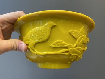 Twee Chinese kommen met reli&euml;fdecor in geel Peking glas, 19/20e eeuw