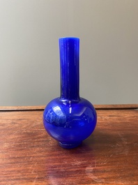 Een Chinese flesvormige vaas in translucent blauw glas, Xianfeng merk en periode