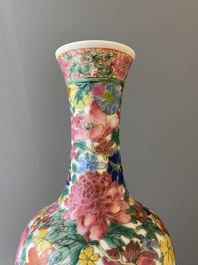 Twee paar Chinese blauw-witte en famille rose vazen, 19/20e eeuw