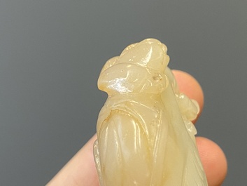 Vier Chinese snijwerken in witte en celadon jade, Qing/Republiek