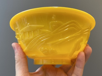 Een paar Chinese kommen in geel Peking glas met figuren in een landschap, CHINA merk, Republiek