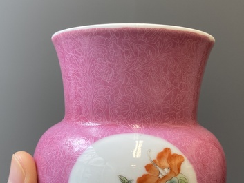 Paire de crachoirs en porcelaine de Chine famille rose, 'zhadou', marque de Hongxian, R&eacute;publique