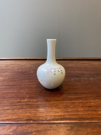Vase de forme bouteille en porcelaine de Chine &agrave; d&eacute;cor d'un paysage en grisaille, marque de Qianlong, 20&egrave;me