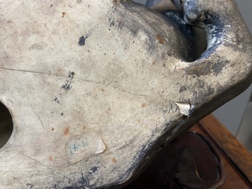 Een grote Chinese grisaille sculptuur van een liggende buffel op houten sokkel, 18/19e eeuw