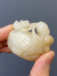 Vier Chinese snijwerken in witte en celadon jade, Qing/Republiek