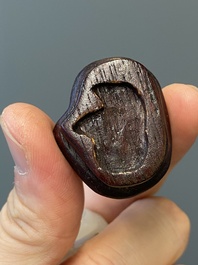 Vier Chinese snijwerken in witte en celadon jade, Qing/Republiek