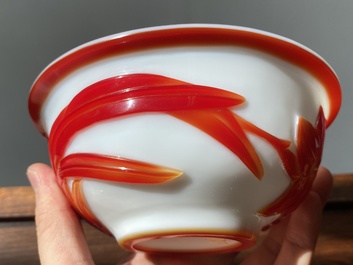 Paire de bols en verre overlay de P&eacute;kin en rouge sur blanc &agrave; d&eacute;cor floral, Chine, 19&egrave;me