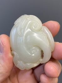 Vier Chinese snijwerken in witte en celadon jade, Qing/Republiek