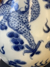 Een Chinese blauw-witte flesvormige 'draak en feniks' vaas, 19e eeuw