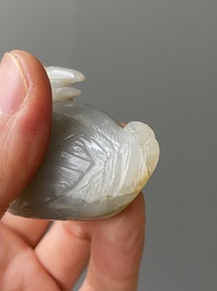 Deux sculptures en jade blanc d'un canard mandarin et d'un b&eacute;lier avec son agneau, Chine, Qing